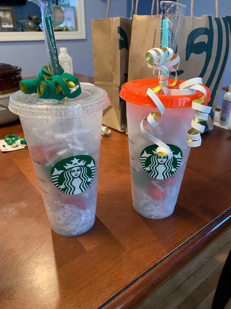 Starbucks Cup Filled Gift Ideas, Starbucks Cup Gift Filled, Starbucks Cup Gift Ideas, Starbucks Party, Starbucks Cup Gift, Baskets Diy, Christmas Gift Baskets Diy, Dyi Gifts, Holiday Cups