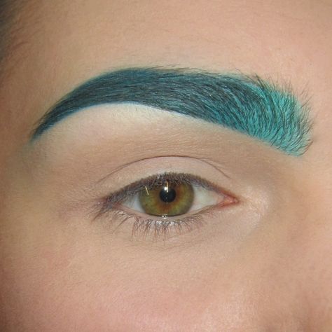 Colored Brows Makeup, Makeup With Eyeliner, Colored Eyebrow, Punk Runway, Green Eyebrows, Colored Brows, Blue Eyebrows, Color Eyebrows, Colored Eyebrows