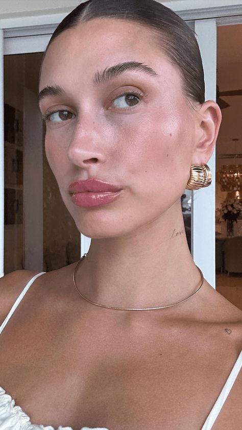 I Tried The $330 Glow-Boosting Wand Hailey Bieber Uses for Glazed Skin Hayley Bieber, Make Up Inspo, Clean Makeup, Skin Care Serum, Younger Looking Skin, Anti Aging Skin Products, Hailey Bieber, Makeup Essentials, Girls Makeup