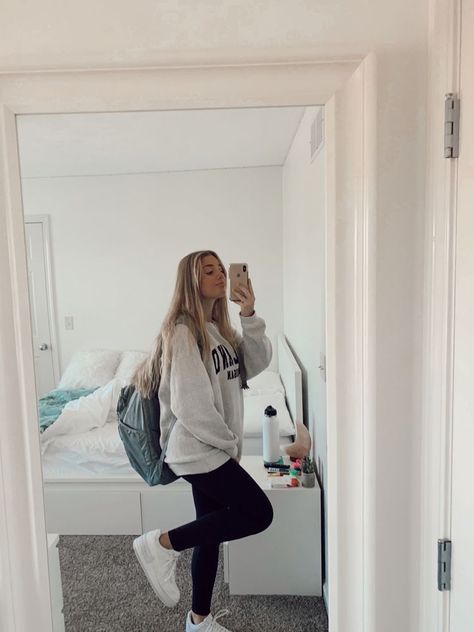 Outfits clean girl preppy Vsco Lounge School Outfits, Camp Leggings Outfit, Back Braids Hairstyles, Preppy Teen Girl, Cute Comfy Outfits For School, Emma Outfits, Comfy Outfit For School, White Af1, Workout Outfits Winter