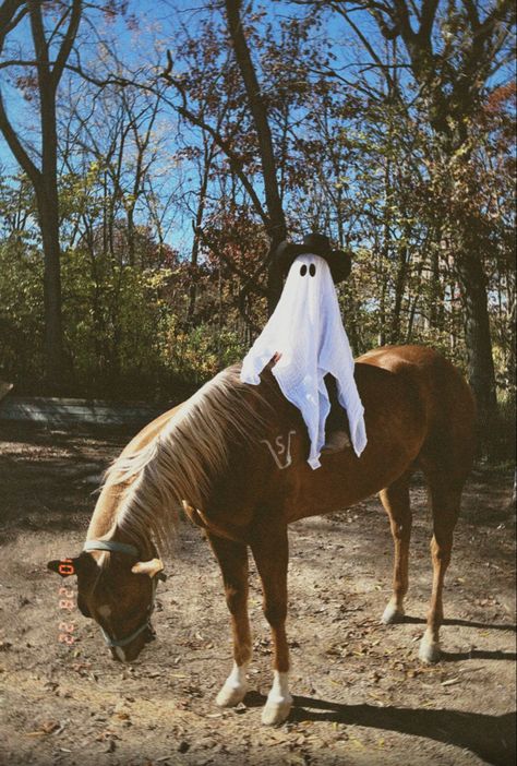 Cowboy Ghost Photoshoot, Ghost Cowboy Costume, Cowboy Ghost Costume, Spooky Horse Photoshoot, Western Halloween Photoshoot, Cowboy Halloween Aesthetic, Western Halloween Aesthetic, Halloween Horse Wallpaper, Horse Ghost Costume