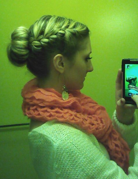 side braid into a sock bun! so simple but so cute. :) Simple Side Braid, How To Side Braid Your Own Hair Simple, Side Braid Into Bun, Low Bun With Side Braid, Casual Side Bun, Long Twist Braids, Top Knot Bun, Knot Bun, Loose Braids