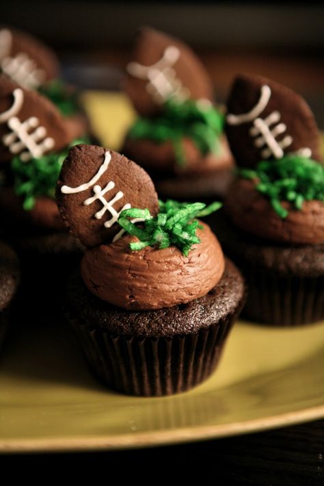 Recipe For Football Cupcakes - These are perfect for your hungry Big Game crowd! Football Cupcakes! Football Shaped Foods, Super Bowl Cupcake, Super Bowl Essen, Football Cupcakes, Chocolate Bites, Football Decorations, Super Bowl Party, Super Bowl Food, Football Food