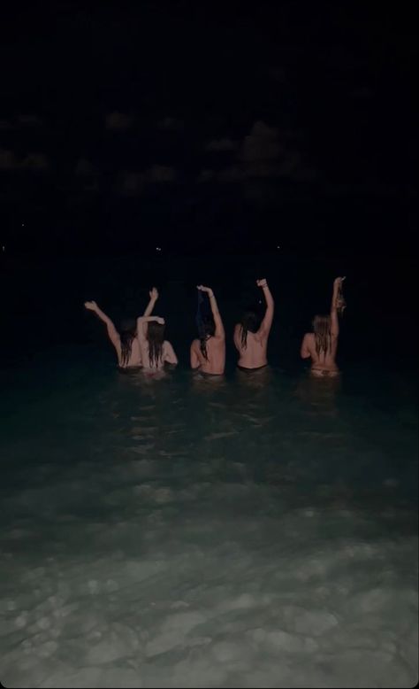 Night Swim, Best Friend Activities, Night Swimming, Cute Friend Photos, Summer Friends, Night Vibes, Summer Memories, Teen Life, Best Friend Goals