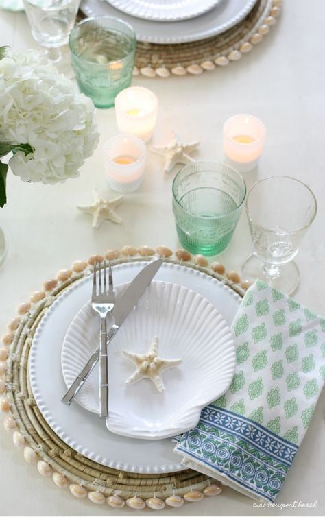 Pretty coastal themed table setting Beach Tablescape, Coastal Winter, Grandmother Style, Florida Decor, Spring Table Settings, Spring Entertaining, Cooking Photography, White Dinner, Table Setting Inspiration