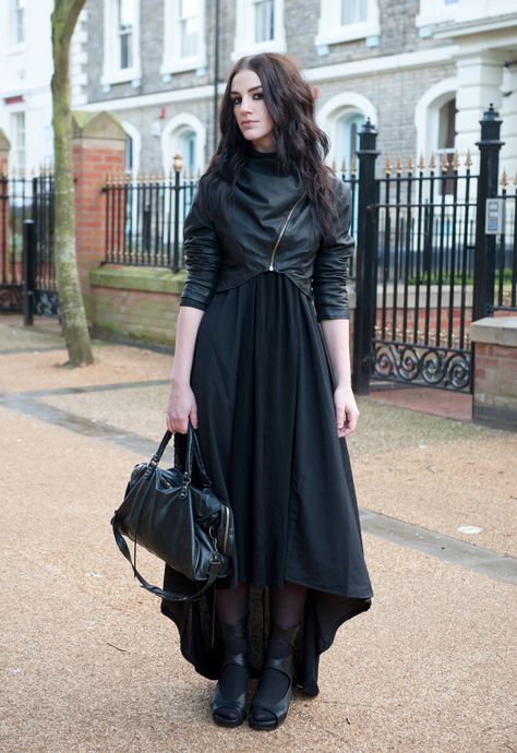 leather jacket, all black, fitted top and maxi skirt, boots Look Hippie Chic, Asos Maxi Dress, Strega Fashion, Estilo Dark, Women In Black, Maxi Outfits, Witchy Fashion, Rave Outfit, Studio 54