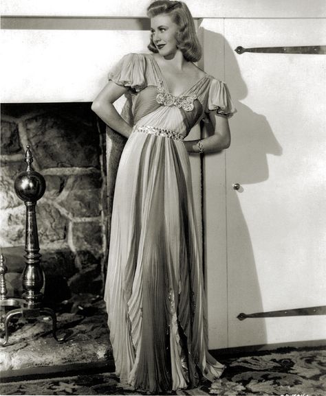 Gods and Foolish Grandeur: Ginger's gown - Ginger Rogers in fashion portraits from "Shall We Dance" and "Carefree" Vintage Hollywood Stars, Mary Martin, Fred And Ginger, 40s Dress, Olivia De Havilland, Formal Evening Wear, Soft Gamine, Ginger Rogers, Fashion Portrait