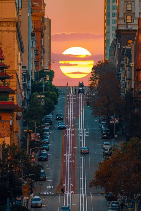 Sunset San Francisco, San Francisco Landscape, San Francisco Sunset, Drawing Backgrounds, Sunset Cityscape, San Francisco Photography, Street Pics, San Francisco Streets, San Francisco Photos