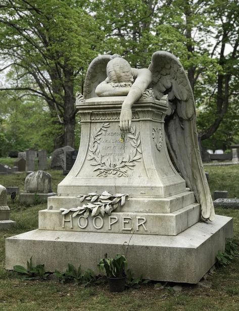 Grave Statues, Relatable Characters, Art Is Dead, Cemetery Angels, Cemetery Monuments, Cemetery Statues, Gothic Angel, Weeping Angel, Ethereal Aesthetic