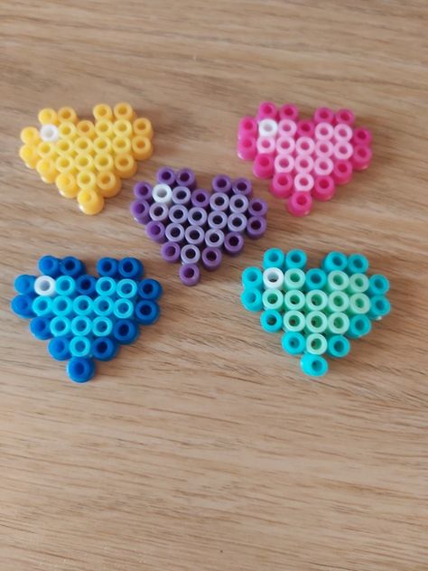 Perler Bead Tiny Patterns, Hana Beads Ideas, Small Hama Beads, Tiny Perler Beads Ideas, Pastel Perler Beads, Perler Heart, Mini Pearler Bead Patterns, Melted Beads, Hama Pearls Ideas