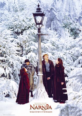 Siblings Lucy, Edmund, Peter and Susan Pevensie at the Lamp-post in 'The Lion, the Witch and the Wardrobe'. Narnia Lamp Post, Entrance Display, Narnia Movies, Susan Pevensie, Peter Pevensie, Narnia 3, The Chronicles Of Narnia, Nice House, Philip Pullman