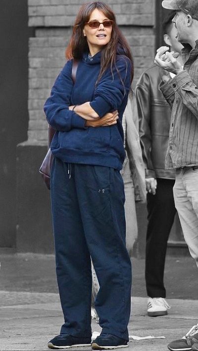 Katie Holmes in New York City, New York on Thursday 21/09/2023 Katie Holmes 2023, Katie Holmes Street Style, Katie Holmes Style, Celebrity Style Icons, Chill Outfits, City New York, Katie Holmes, College Fashion, Mom Style