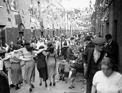 London East End 1930s Pictures and Photos - Getty Images 1930s Pictures, London East End, 1930s Photos, East End London, Silver Jubilee, Cereal Bars, Rare Images, Street Party, South Bank