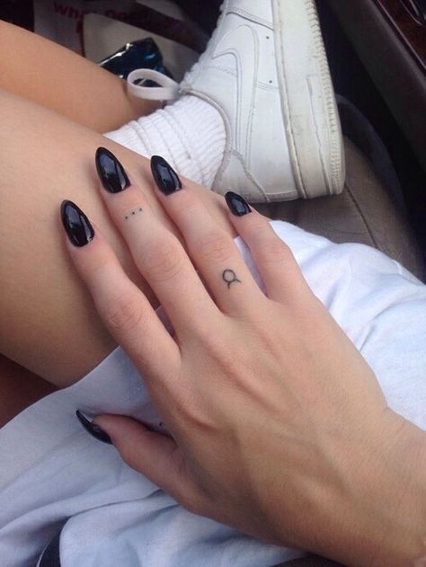 Taurus finger tattoo, small. Pilot Tattoo, Tiny Finger Tattoos, Cute Finger Tattoos, Small Finger Tattoos, Finger Tats, Finger Tattoo Designs, Taurus Tattoos, Inspiration Tattoos, Geniale Tattoos