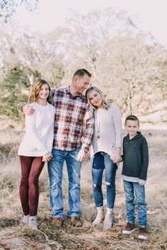 Fall Family Pictures Outfits 4 People, Plaid Shirt Family Pictures, Family Photos Flannel Shirts, Family Of 4 With Teenagers Picture Poses, Fall Family Photo Outfits Outdoor Jeans, Plus Size Fall Family Photos, Flannel Family Pictures Fall, Outdoor Winter Family Photoshoot Outfits, Family Of 4 Photo Poses