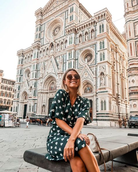 Italy Photo Poses, Florence Inspo Pics, Florence Italy Summer Outfits, Florence Photo Ideas, Outfits Italia, Florence Aesthetic, Milan Italy Travel, Milan Outfits, Italy Summer Outfits