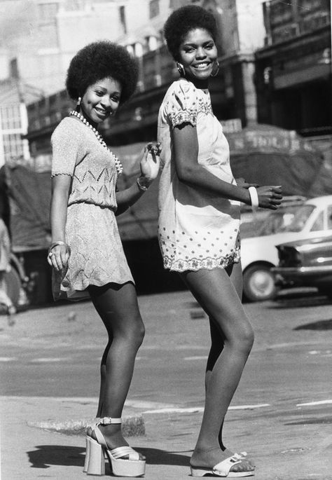 Two models, photographed in 1973, wearing mini dresses, one with platform sandals, the other in flat exercise sandals. - Graham Wood / Evening Standard / Getty Images 70s Fashion African American, 1970s Prom, Prom Outfit, 70s Inspired Fashion, Vintage Black Glamour, Moda Retro, Foto Vintage, 1970s Fashion, Moda Vintage