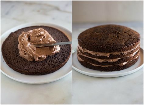 Process for assembling a chocolate cake with layers of chocolate mousse filling. Round Chocolate Cake, Chocolate Mousse Filling, Chocolate Mousse Cake Recipe, Chocolate Rice Krispie Treats, Mousse Filling, Chocolate Cake With Coffee, Easy Chocolate Mousse, Chocolate Ganache Recipe, Chocolate Ganache Cake