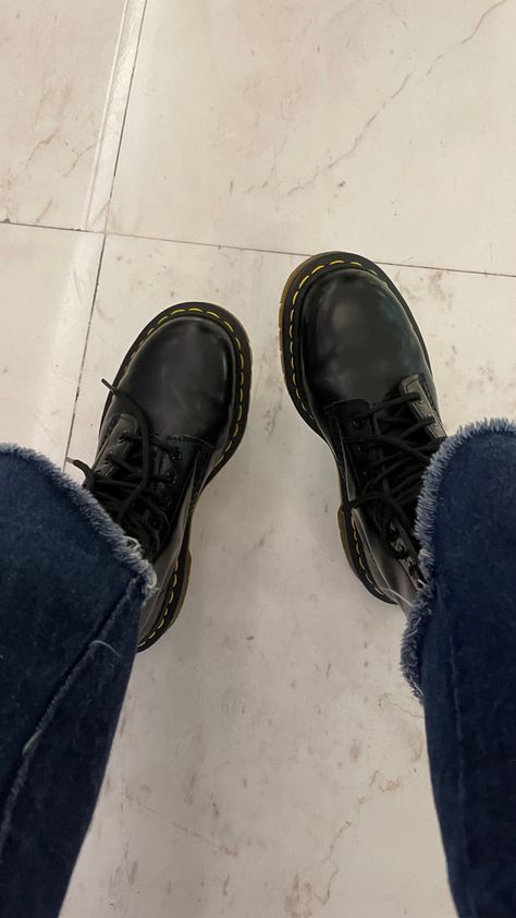 Emo Nostalgia, Sepatu Docmart, Boots Selfie, Book Outfits, London Dreams, Art Sketches Doodles, Dr Martens Boots, Cool Instagram Pictures, Doc Marten Oxford