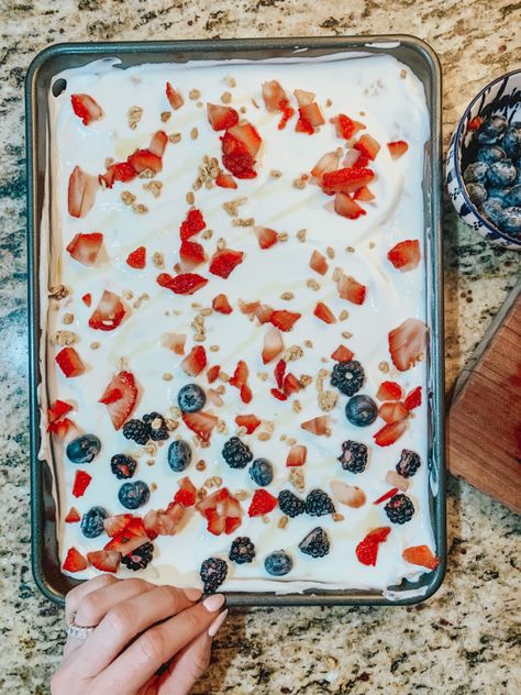 Homemade Yogurt Bars, Diy Frozen Yogurt Bar, Frozen Yougart Bars, Frozen Yogurt Breakfast Bars, Frozen Yogurt Parfait, Yogurt Bars Recipe, Diy Frozen Yogurt, Yogurt Parfait Bar, Parfait Bar