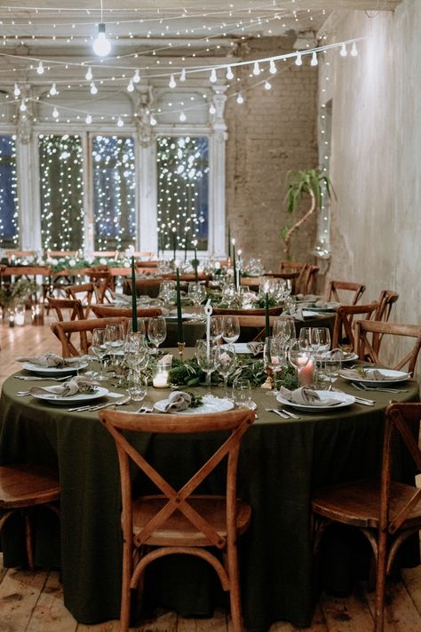 Winter Wedding Olive Green, Emerald Green Brown And Gold Wedding, Pine Green Winter Wedding, Dark Green Linens Wedding, Green And Brown Theme Party, Black Green And Brown Wedding, Forest Green Table Cloth Wedding, Dark Green Table Cloth Wedding, Green And White Table Setting Wedding