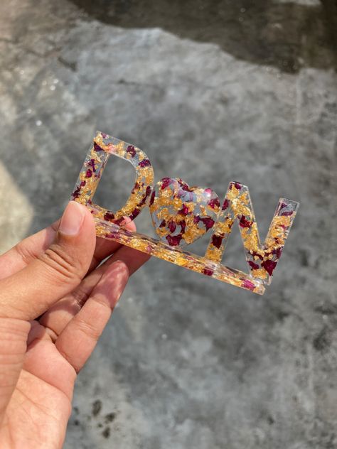 Resin Name Stand, Diy Resin Gifts, Diy Resin Keychain, Handmade Rakhi Designs, Flower Background Design, Embroidery Hoop Art Diy, Handmade Rakhi, Diy Resin Projects, Creative Diy Gifts