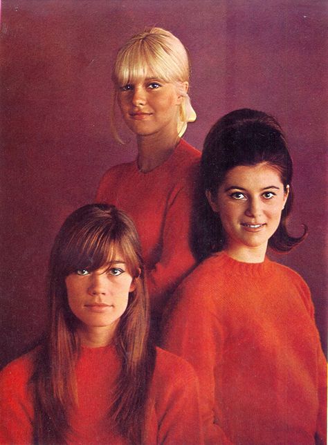 Françoise Hardy, Sylvie Vartan et Sheila, nos trois chanteuses yéyé adulées. Moi j'avais un grand faible pour Françoise Hardy et ses superbes chansons. Ye Ye, French Pop, Sylvie Vartan, Francoise Hardy, 60s Music, Swinging Sixties, French Women, Sweet Memories, Cabaret