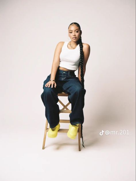 Mom Jean Photoshoot, Photoshoot Styles For Women, Street Wear Studio Shoot, Jean Photoshoot Ideas Black Women, 90s Photoshoot Ideas Black Women, Denim Photography Photo Shoots, 90s Inspired Photoshoot Ideas, Jean Outfit Photoshoot Ideas, Retro Phone Photoshoot