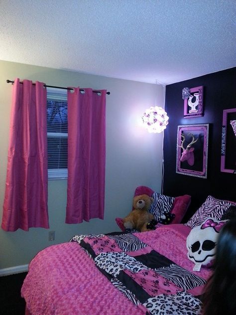 Zebra room picture number 2 Pink Shed, 2000s Room Decor, Trashy Y2k Bedroom, Mcbling Trashy Y2k, Blush Pink Living Room, 2000s Room, Trashy 2000s, Y2k Bedroom, Living Room Decoration Ideas