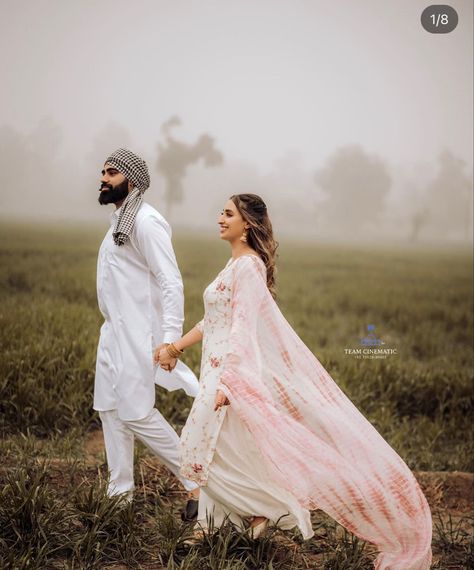 Sikh Wedding Photography, Punjabi Wedding Couple, Proposal Photoshoot, Pre Wedding Photoshoot Outfit, Pre Wedding Shoot Ideas, Pre Wedding Photoshoot Outdoor, Wedding Couple Photos, Wedding Photoshoot Poses, Pre Wedding Poses