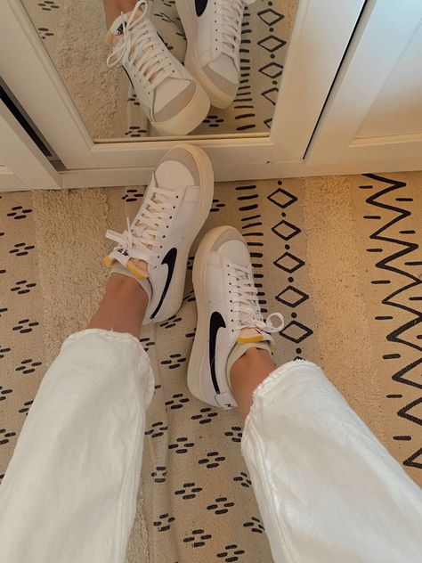 Clean Girl Shoes Aesthetic, Nike Blazers Low Outfit Ideas, Outfits Tenis Nike, Nike Blazer Platform Outfit, Outfits Con Tenis Nike, Nike Blazer Aesthetic, Nike Shoes Aesthetic, Tenis Aesthetic, Shoes For 2023