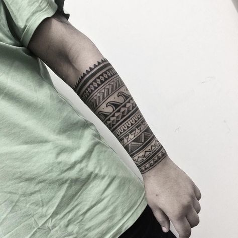 männer-tattoos-motive-band-tribal-tätowierung-mit-beudetung-viele-kleine-elemente-wasserwellen-dreicke Maori Tattoo Arm, Tato Maori, Tattoo Band, Maori Tattoos, Forearm Band Tattoos, Polynesian Tattoo Designs, Maori Tattoo Designs, Samoan Tattoo, Cool Forearm Tattoos