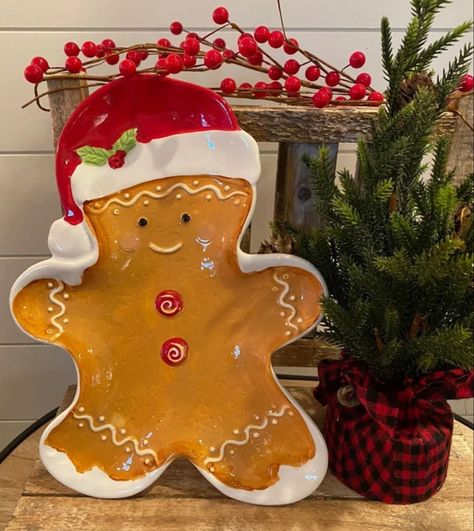 Christmas Exhibition, Christmas Pottery, Diy Best Friend Gifts, Diy Pottery, Doodle Art Designs, Christmas Plates, Ceramics Ideas Pottery, Pottery Making, Christmas Gingerbread