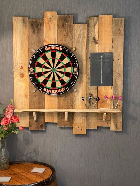 Home Darts Room, Man Cave Dart Board Ideas, Pallet Board Bar Ideas, Dart Board Outside, Dart Boards Ideas, Diy Bar Pallet, Cool Dart Board Ideas, Garage Dart Board Ideas, Pallet Dart Board Wall