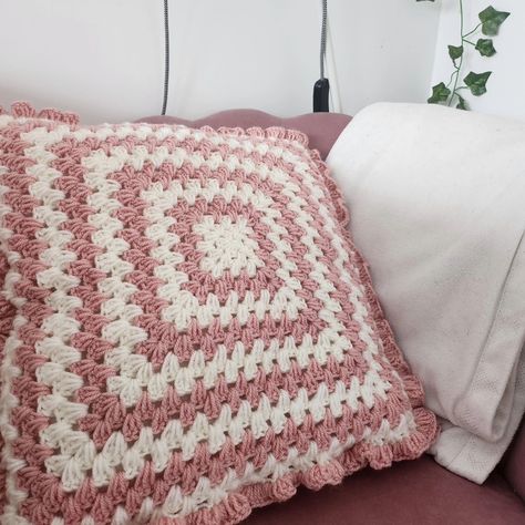 Took me so long, but I finally finished making this HUGE pillow !! 🎀🤍 (Had to restart it since I ran out of light pink and couldn't find any 😭) . . . Looks really cute, though, and super easy to make. Still one more to go 💪 . . . Patern by Daniela (@eesome.ca) on YT: https://youtu.be/nuzKjZKT2SM?si=f5JqMaDgRArH1vo2 . . . . . #crochetpillow #handmadepillow #crochetdecor #pinkandwhite #crochetlove #crochetaddict #crochetdesign #crochetinspiration #crochetcreations #crochetartist #crochetprojec... Light Pink Crochet Ideas, Huge Pillow, Crochet Blanket Designs, Crochet Pillow, Crochet Lovers, Crochet Stuff, Blanket Designs, Crochet Art, Handmade Pillows