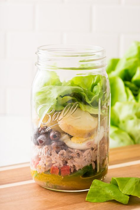 Recipe: Mason Jar Tuna Niçoise | Kitchn Composed Salad, Spicy Sweet Potato Soup, Creative Salads, Whole30 Meal Plan, Tuna Nicoise Salad, Paleo Breakfast Easy, Meal Breakfast, Tuna Recipe, Creamy Cauliflower Soup