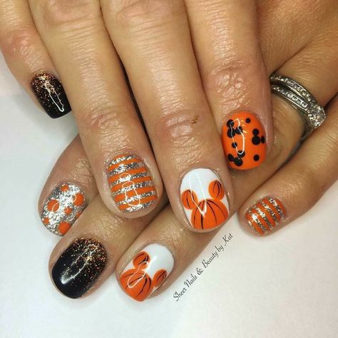 Disney Mani Pedi Ideas, Fall Disney Nails Simple, Halloween Nails Mickey, Mickey Nails Halloween, Mickey Mouse Fall Nails, Mickey Mouse Pumpkin Nails, Disney Halloween Manicure, Halloween Disneyland Nails, Disney Nail Designs Halloween