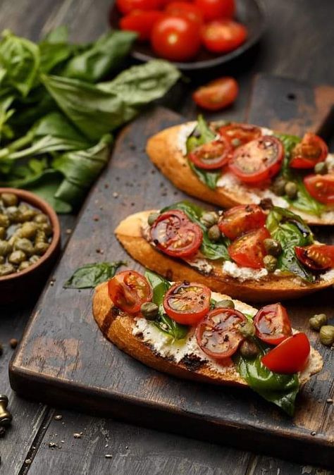 Sommer Mad, Bruschetta Recipe, Food Platters, Food Photo, Italian Recipes, Food Inspiration, Appetizer Recipes, Spinach, Food Photography