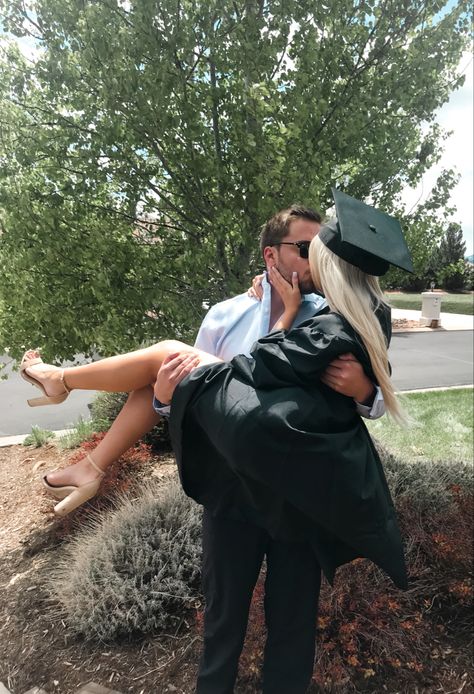 Graduation With Boyfriend, Graduation Couple Photoshoot, Graduation Pictures With Boyfriend, Ootd Casual Chic, Graduation Picture, With Boyfriend, Graduation Picture Poses, Graduation Photoshoot, Graduation Day