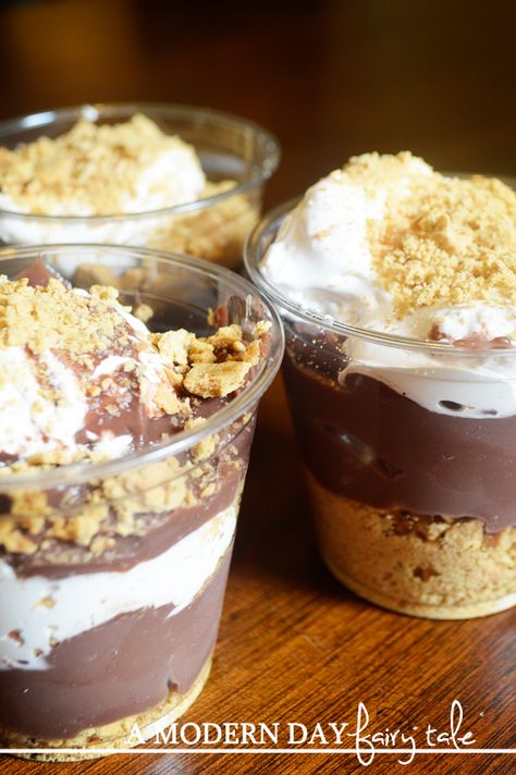 Chocolate Pudding Cups, Preschool Food, Jar Desserts, Smores Dessert, Mason Jar Desserts, Pudding Parfait, Delish Desserts, Parfait Recipes, Dessert In A Jar