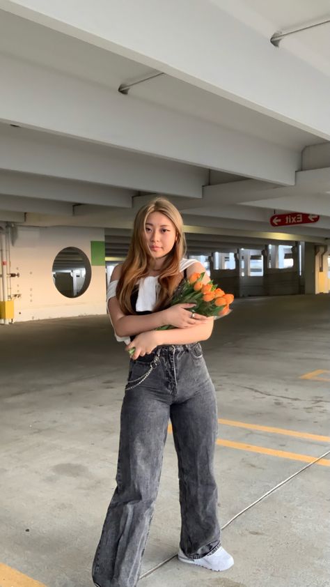 ✧ floral flower photoshoot in parking garage ✧ black and white minimal outfit in jeans✧ 𝙄���𝙏𝙀𝙈𝙎 𝙁𝙀𝘼𝙏𝙐𝙍𝙀𝘿 𝙒𝙄𝙇𝙇 𝘽𝙀 𝘼𝙑𝘼𝙄𝙇𝘼𝘽𝙇𝙀 𝙄𝙉 𝙇𝙄𝙉𝙆 #flowers #jeans #poses #poseinspo #parkinggarage #photoshoot #photos #minimal #instagram #instagraminspo #inspo Jeans Poses, Parking Garage Photoshoot, Garage Photoshoot, Minimal Instagram, Flower Photoshoot, White Minimal, Park Photos, Minimal Outfit, Parking Garage