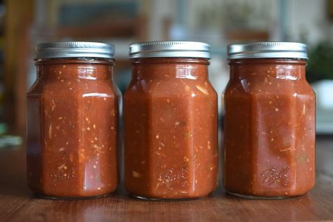 Pasta Sauce Canning Recipe, Canning Pasta Sauce, Roma Tomato Sauce, Roma Tomato Recipes, Best Homemade Spaghetti Sauce, Canning Tomatoes Recipes, Garlic Pasta Sauce, Food In Jars, Canned Spaghetti Sauce