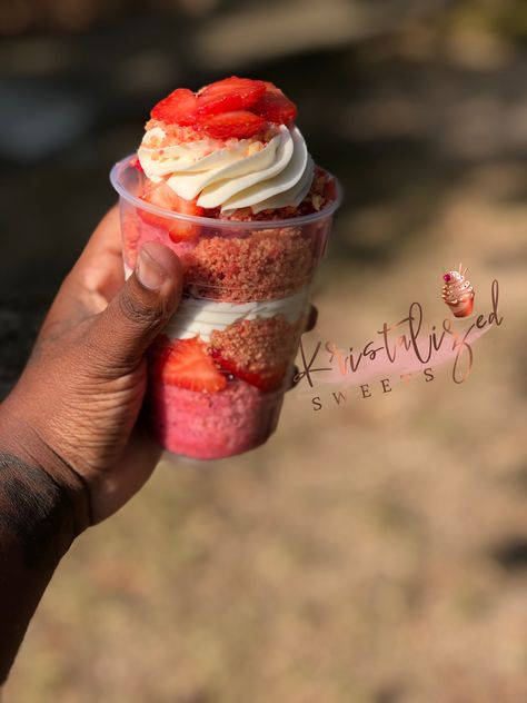 Strawberry Cake Cups Layered, Strawberry Cake Cups, Cake In A Cup Ideas, Cake Cups Layered, Cake Parfait, Cake In A Cup, Cups Recipes, Strawberry Shortcake Cheesecake, Strawberry Shortcake Cupcake