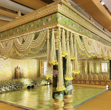 Pelli Kuthuru Look, Pelli Decoration, Marriage Hall Decoration, Mandap Ideas, Leaf Decor Wedding, Stage Backdrops, Hindu Wedding Decorations, Indian Wedding Stage, Small Wedding Decor