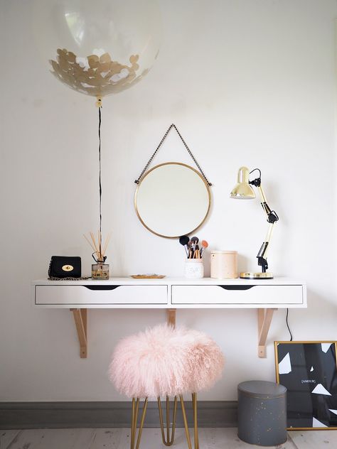 Scandi Dressing Table Scandi Dressing Table, Dressing Table Inspiration, Floating Shelves Bedroom, Dressing Table Design, Makeup Room Decor, Dekorasi Kamar Tidur, Table Inspiration, غرفة ملابس, Makeup Room