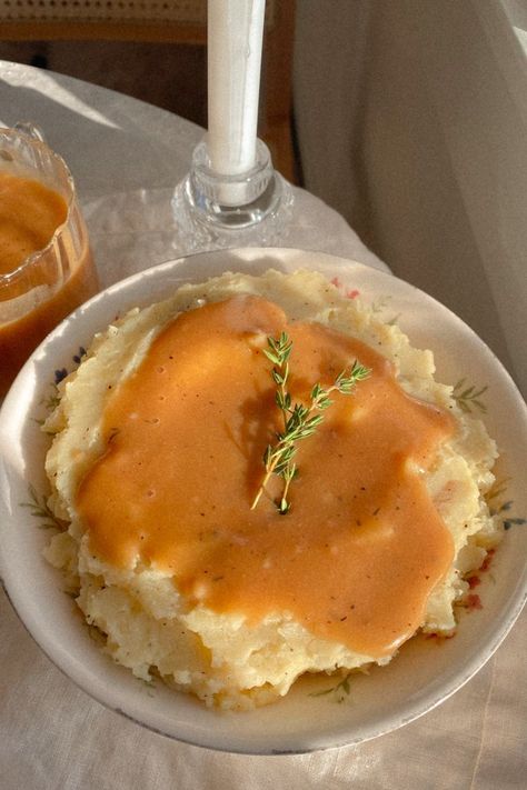 The creamiest, super simple mashed potatoes with the best ever gluten free and dairy free gravy. Yes please! The perfect Thanksgiving side dish Simple Mashed Potatoes, Gluten Free Mashed Potatoes, Dairy Free Gravy, Gravy Potatoes, Thanksgiving Mashed Potatoes, Garlic Parmesan Mashed Potatoes, Mashed Potatoes Gravy, Gravy For Mashed Potatoes, Gluten Free Gravy