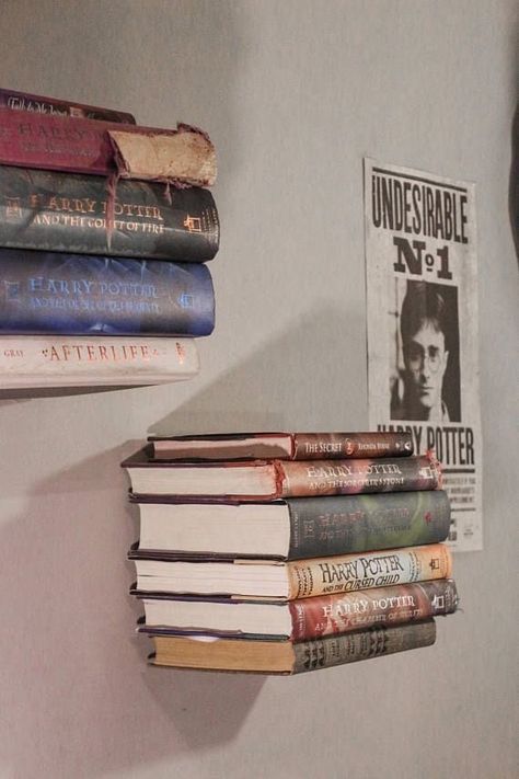 Dorm Room Hogwarts, Harry Potter Dorm Room Ideas, Room Ideas Shifting, Gryffindor Bedroom Ideas, Gryffindor Dorm Room, Harry Potter Camera, Harry Potter Room Decor Bedroom Ideas, Harry Potter Dorm Room, Harry Potter Dorm