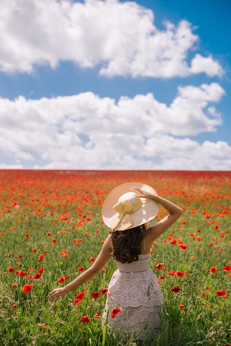 Girl In Flower Field, Photo With Flowers, Girl In Field, Lady With Flowers, Happy Lady, Poppy Fields, Girl With Flowers, Field Of Flowers, 수채화 그림