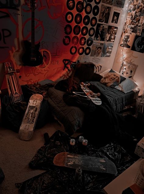 Emo Teen Boy, Teen Boy Room Ideas, Messy Room Aesthetic, Boy Room Ideas, Teen Room Designs, Grunge Bedroom, Emo Teen, Aesthetic Emo