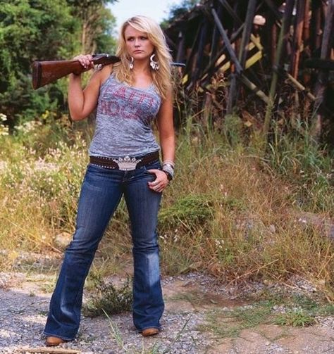 Miranda Lambert. So beautiful and still curvy Miranda Lambert Photos, Wilde Westen, Estilo Country, Say Cheese, Miranda Lambert, Dirt Road, Southern Girl, Fesyen Wanita, Country Girls